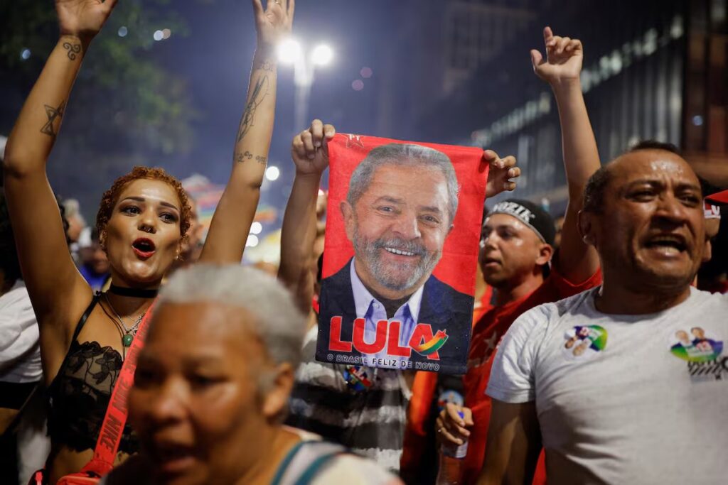 Simpatizantes de Lula celebran con su retrato en las calles