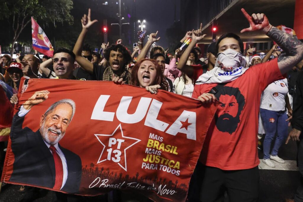 Partidarios de Lula celebran de noche con un lienzo del PT