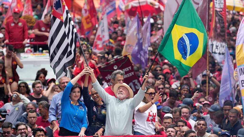 Lula da Silva saluda a la multitud junto a sus partidarios
